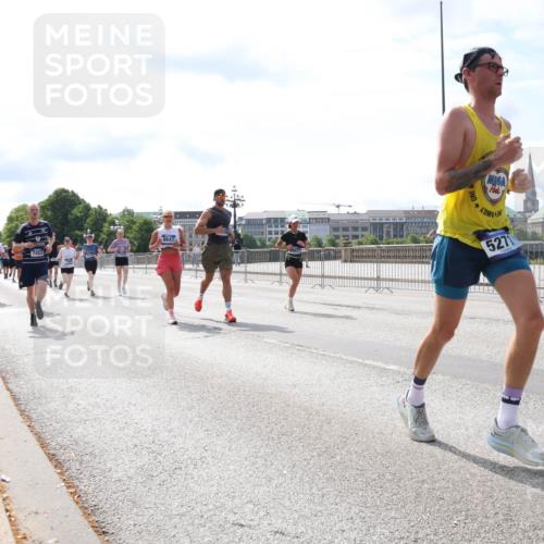 29.06.2025 - hella hamburg halbmarathon Lena Gebhardt http://msf.ph/oto/8377599 29.06.2025 10:15:20 Lombardsbrücke 7452, 9847, 5271, 1296, 1379, 1440, 1524, 1575, 1745, 2110, 2140, 2281, 2720, 2989, 3025, 3417, 3507, 3509, 3513, 3650, 3844, 4466, 4495, 4641, 5069, 5271, 5608, 5739, 5800, 5986, 6181, 6248, 6317, 6576, 7439, 7452, 7809, 7810, 7881, 8237, 8239, 8256, 8275, 8522, 8563, 8609, 8854, 9113, 9307, 9423, 9657, 9847, 9911, 9975, 9997, 10589, 10717, 10775, 10858, 10963, 11271, 11598, 12457, 12521, 13197, 13453, 13500, 14413, 14552, 15150, 15307, 15740 meine-sportfotos.de