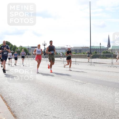 29.06.2025 - hella hamburg halbmarathon Lena Gebhardt http://msf.ph/oto/8377727 29.06.2025 10:15:21 Lombardsbrücke 7452, 9847, 18939, 1296, 1379, 1440, 1524, 1575, 1745, 2110, 2140, 2281, 2720, 2989, 3417, 3507, 3509, 3513, 3650, 3844, 4466, 4492, 4494, 4495, 4641, 5069, 5271, 5739, 5800, 5986, 6181, 6248, 6317, 6376, 6576, 7439, 7452, 7809, 7810, 7881, 8237, 8239, 8256, 8275, 8522, 8563, 8609, 8854, 9113, 9307, 9423, 9657, 9847, 9911, 9975, 9997, 10589, 10717, 10775, 10858, 11271, 11598, 12457, 12521, 13197, 13453, 13500, 14413, 14552, 15150, 15307, 15740 meine-sportfotos.de