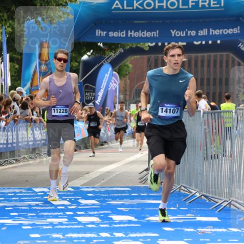 29.06.2025 - hella hamburg halbmarathon Strokosch-Dieckow http://msf.ph/oto/8377745 29.06.2025 10:25:40 Ziel 4338, 11228, 14107 meine-sportfotos.de