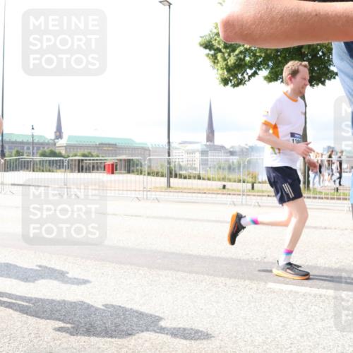29.06.2025 - hella hamburg halbmarathon Lena Gebhardt http://msf.ph/oto/8377753 29.06.2025 10:02:30 Lombardsbrücke 1128, 130, 1128, 1254, 1432, 1453, 1702, 1733, 2142, 2322, 2323, 2685, 2712, 2819, 3169, 3225, 3780, 3919, 3976, 4066, 4985, 5734, 5763, 6166, 6295, 6322, 6708, 6752, 6860, 7031, 7049, 7223, 7243, 7323, 7869, 7888, 8003, 8364, 8624, 8662, 8749, 9006, 9020, 9021, 9131, 9156, 9353, 9554, 9741, 9928, 9986, 10128, 10295, 10539, 10866, 11191, 11250, 11515, 11554, 11670, 11702, 11782, 11871, 11938, 11968, 12315, 12316, 12491 meine-sportfotos.de