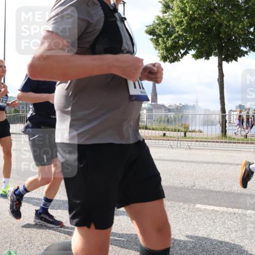 29.06.2025 - hella hamburg halbmarathon Lena Gebhardt http://msf.ph/oto/8377865 29.06.2025 10:02:30 Lombardsbrücke 1812, 1128, 1254, 1432, 1453, 1702, 1733, 2142, 2322, 2323, 2685, 2712, 2819, 3169, 3225, 3780, 3919, 3976, 4066, 4985, 5734, 5763, 6166, 6295, 6322, 6708, 6752, 6860, 7031, 7049, 7223, 7243, 7323, 7869, 7888, 8003, 8364, 8624, 8662, 8749, 9006, 9020, 9021, 9131, 9156, 9353, 9554, 9741, 9928, 9986, 10128, 10295, 10539, 10866, 11191, 11250, 11515, 11554, 11670, 11702, 11782, 11871, 11938, 11968, 12315, 12316, 12491 meine-sportfotos.de