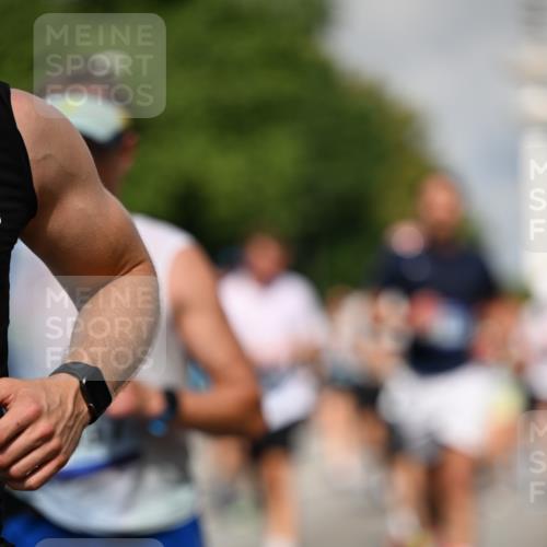 29.06.2025 - hella hamburg halbmarathon Dr. Thomas Lammeyer http://msf.ph/oto/8377914 29.06.2025 09:58:43 Kennedybrücke 1549, 1817, 2274, 2592, 2596, 2816, 2955, 3208, 3209, 3258, 4832, 5399, 5705, 6389, 6723, 6923, 6978, 6991, 7274, 7335, 7508, 7908, 8117, 8437, 8657, 8981, 9031, 9038, 9093, 9159, 9476, 9661, 9710, 9720, 9931, 10122, 11125 meine-sportfotos.de