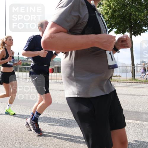 29.06.2025 - hella hamburg halbmarathon Lena Gebhardt http://msf.ph/oto/8377941 29.06.2025 10:02:31 Lombardsbrücke 1128, 1254, 1432, 1453, 1702, 1733, 2142, 2322, 2323, 2685, 2712, 2819, 3169, 3225, 3780, 3919, 3976, 4066, 4985, 5734, 5763, 6166, 6295, 6322, 6708, 6752, 6860, 7031, 7049, 7223, 7243, 7323, 7869, 7888, 8003, 8364, 8624, 8662, 8749, 9006, 9020, 9021, 9131, 9156, 9353, 9554, 9928, 9986, 10128, 10295, 10539, 10866, 11191, 11250, 11515, 11554, 11670, 11702, 11782, 11871, 11938, 11968, 12315, 12316, 12491 meine-sportfotos.de