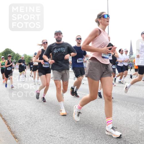 29.06.2025 - hella hamburg halbmarathon Lena Gebhardt http://msf.ph/oto/8377995 29.06.2025 10:40:04 Lombardsbrücke 8865, 8866, 5229, 81, 167, 1018, 1037, 1058, 1076, 1291, 1586, 1691, 1899, 2019, 2109, 2254, 2313, 2515, 2572, 2866, 2888, 2976, 3046, 3237, 3295, 3515, 3607, 3808, 3882, 3883, 3884, 4173, 4271, 4298, 4471, 4752, 4756, 5045, 5113, 5229, 5263, 5351, 5352, 5654, 5701, 5877, 5901, 6097, 6427, 6428, 6463, 6548, 6673, 6698, 6739, 6750, 6866, 6876, 6890, 6920, 7045, 7053, 7108, 7125, 7174, 7199, 7429, 7455, 7456, 7675, 7850, 8107, 8612, 9747, 10441 meine-sportfotos.de