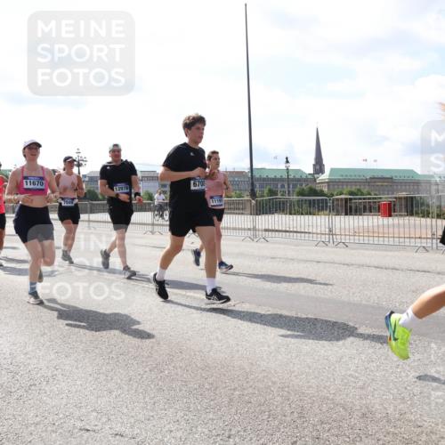 29.06.2025 - hella hamburg halbmarathon Lena Gebhardt http://msf.ph/oto/8378073 29.06.2025 10:02:31 Lombardsbrücke 11670, 18624, 12978, 6708, 11191, 1128, 1254, 1432, 1453, 1702, 1733, 2142, 2322, 2323, 2685, 2712, 2819, 3169, 3225, 3780, 3919, 3976, 4066, 4985, 5734, 5763, 6166, 6295, 6322, 6708, 6752, 6860, 7031, 7049, 7223, 7243, 7323, 7869, 7888, 8003, 8364, 8624, 8662, 8749, 9006, 9020, 9021, 9131, 9156, 9353, 9554, 9928, 9986, 10128, 10295, 10539, 10866, 11191, 11250, 11515, 11554, 11670, 11702, 11782, 11871, 11938, 11968, 12315, 12316, 12491 meine-sportfotos.de