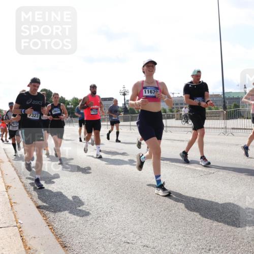 29.06.2025 - hella hamburg halbmarathon Lena Gebhardt http://msf.ph/oto/8378169 29.06.2025 10:02:32 Lombardsbrücke 9131, 7323, 18624, 178, 17533, 11670, 2978, 1119, 670, 1128, 1254, 1432, 1453, 1702, 1733, 2142, 2322, 2323, 2685, 2712, 2819, 3169, 3225, 3630, 3780, 3919, 3976, 4066, 4985, 5734, 5763, 6166, 6295, 6322, 6708, 6752, 6860, 7031, 7049, 7223, 7243, 7323, 7869, 7888, 8003, 8364, 8624, 8662, 8749, 9006, 9020, 9021, 9131, 9156, 9353, 9554, 9928, 9986, 10128, 10295, 10539, 10866, 11191, 11250, 11515, 11554, 11670, 11702, 11782, 11871, 11938, 11968, 12315, 12316, 12491 meine-sportfotos.de