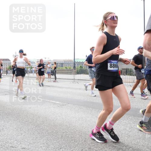29.06.2025 - hella hamburg halbmarathon Lena Gebhardt http://msf.ph/oto/8378176 29.06.2025 10:40:05 Lombardsbrücke 15111, 5229, 1122, 8866, 167, 1018, 1037, 1058, 1076, 1291, 1586, 1691, 1899, 2019, 2109, 2254, 2313, 2515, 2572, 2866, 2888, 2976, 3046, 3237, 3295, 3515, 3607, 3808, 3810, 3882, 3883, 3884, 4173, 4271, 4298, 4471, 4752, 4756, 5113, 5229, 5263, 5351, 5352, 5654, 5701, 5877, 5901, 5975, 6097, 6427, 6428, 6463, 6548, 6673, 6698, 6739, 6750, 6866, 6876, 6890, 6920, 7045, 7053, 7108, 7125, 7174, 7199, 7429, 7455, 7456, 7675, 7850, 8107, 8612, 9747, 10441 meine-sportfotos.de
