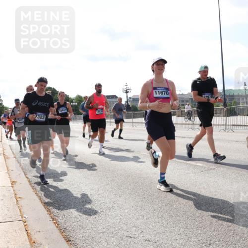 29.06.2025 - hella hamburg halbmarathon Lena Gebhardt http://msf.ph/oto/8378208 29.06.2025 10:02:32 Lombardsbrücke 9131, 7323, 18624, 17533, 11670, 12978, 11191, 1128, 1254, 1432, 1453, 1702, 1733, 2142, 2322, 2323, 2685, 2712, 2819, 3169, 3225, 3630, 3780, 3919, 3976, 4066, 4985, 5734, 5763, 6166, 6295, 6322, 6708, 6752, 6860, 7031, 7049, 7223, 7243, 7323, 7869, 7888, 8003, 8364, 8624, 8662, 8749, 9006, 9020, 9021, 9131, 9156, 9353, 9554, 9928, 9986, 10128, 10295, 10539, 10866, 11191, 11250, 11515, 11554, 11670, 11702, 11782, 11871, 11938, 11968, 12315, 12316, 12491 meine-sportfotos.de