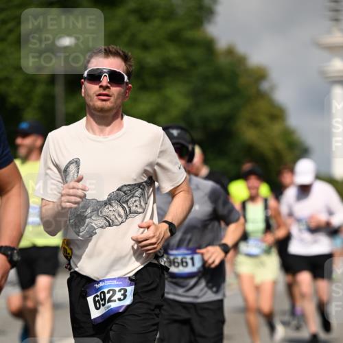 29.06.2025 - hella hamburg halbmarathon Dr. Thomas Lammeyer http://msf.ph/oto/8378258 29.06.2025 09:58:45 Kennedybrücke 1549, 1817, 2274, 2592, 2596, 2816, 2955, 3208, 3209, 3258, 4832, 5399, 5705, 6158, 6389, 6723, 6923, 6991, 7335, 7508, 7908, 8117, 8437, 8657, 8889, 8981, 9031, 9032, 9038, 9093, 9159, 9476, 9649, 9661, 9720, 9869, 9931, 10122, 10423 meine-sportfotos.de