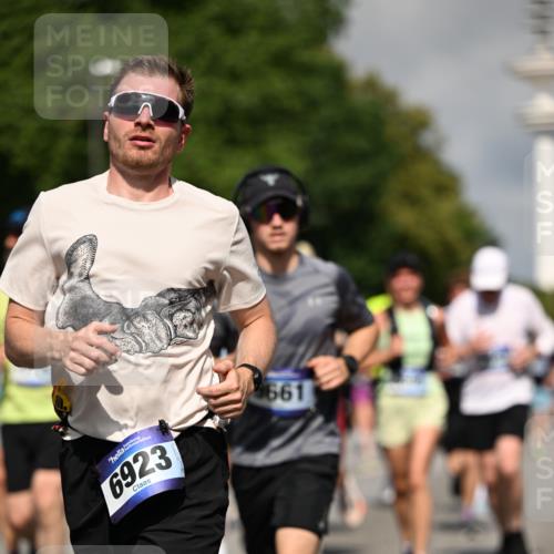 29.06.2025 - hella hamburg halbmarathon Dr. Thomas Lammeyer http://msf.ph/oto/8378286 29.06.2025 09:58:45 Kennedybrücke 1549, 1817, 2274, 2592, 2596, 2816, 2955, 3208, 3209, 3258, 4832, 5399, 5705, 6158, 6389, 6723, 6923, 6991, 7335, 7508, 7908, 8117, 8437, 8657, 8889, 8981, 9031, 9032, 9038, 9093, 9159, 9476, 9649, 9661, 9720, 9869, 9931, 10122, 10423 meine-sportfotos.de