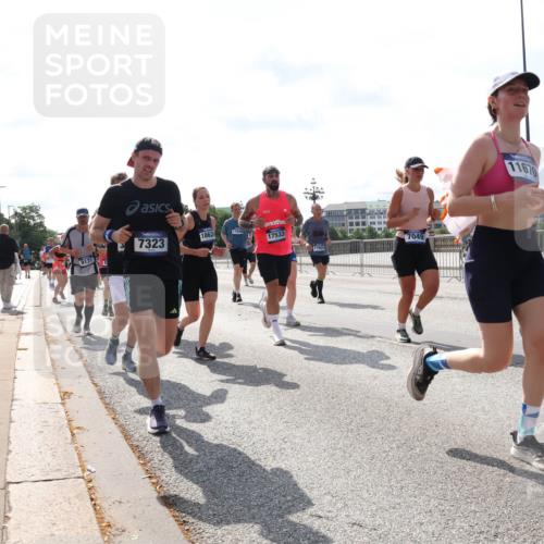 29.06.2025 - hella hamburg halbmarathon Lena Gebhardt http://msf.ph/oto/8378290 29.06.2025 10:02:32 Lombardsbrücke 9131, 7323, 1862, 17836, 17533, 17931, 7049, 11670, 2978, 1128, 1254, 1432, 1453, 1702, 1733, 2142, 2322, 2323, 2685, 2712, 2819, 3169, 3225, 3630, 3780, 3919, 3976, 4066, 4985, 5734, 5763, 6166, 6295, 6322, 6708, 6752, 6860, 7031, 7049, 7223, 7243, 7323, 7869, 7888, 8003, 8364, 8624, 8662, 8749, 9006, 9020, 9021, 9131, 9156, 9353, 9554, 9928, 9986, 10128, 10295, 10539, 10866, 11191, 11250, 11515, 11554, 11670, 11702, 11782, 11871, 11938, 11968, 12315, 12316, 12491 meine-sportfotos.de