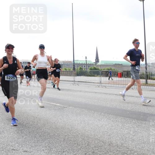 29.06.2025 - hella hamburg halbmarathon Lena Gebhardt http://msf.ph/oto/8378299 29.06.2025 10:40:06 Lombardsbrücke 5654, 6720, 5229, 1018, 1037, 1058, 1076, 1291, 1586, 1691, 1899, 2019, 2109, 2254, 2313, 2515, 2572, 2866, 2888, 2976, 3046, 3237, 3295, 3515, 3607, 3808, 3810, 3882, 3883, 3884, 4173, 4271, 4298, 4471, 4752, 4756, 5113, 5229, 5263, 5351, 5352, 5654, 5877, 5901, 5975, 6097, 6363, 6427, 6428, 6463, 6548, 6673, 6698, 6739, 6750, 6866, 6876, 6890, 6920, 7045, 7053, 7108, 7125, 7174, 7199, 7429, 7455, 7456, 7675, 7850, 8107, 8612, 10441 meine-sportfotos.de