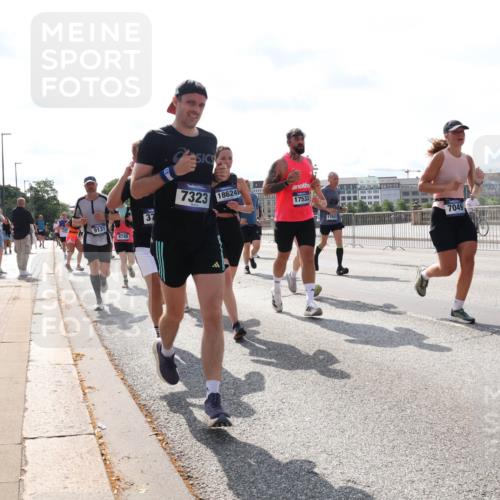 29.06.2025 - hella hamburg halbmarathon Lena Gebhardt http://msf.ph/oto/8378324 29.06.2025 10:02:32 Lombardsbrücke 9131, 8749, 37, 7323, 18624, 17533, 17931, 7049, 1128, 1254, 1432, 1453, 1702, 1733, 2142, 2322, 2323, 2685, 2712, 2819, 3169, 3225, 3630, 3780, 3919, 3976, 4066, 4985, 5734, 5763, 6166, 6295, 6322, 6708, 6752, 6860, 7031, 7049, 7223, 7243, 7323, 7869, 7888, 8003, 8364, 8624, 8662, 8749, 9006, 9020, 9021, 9131, 9156, 9353, 9554, 9928, 9986, 10128, 10295, 10539, 10866, 11191, 11250, 11515, 11554, 11670, 11702, 11782, 11871, 11938, 11968, 12315, 12316, 12491 meine-sportfotos.de