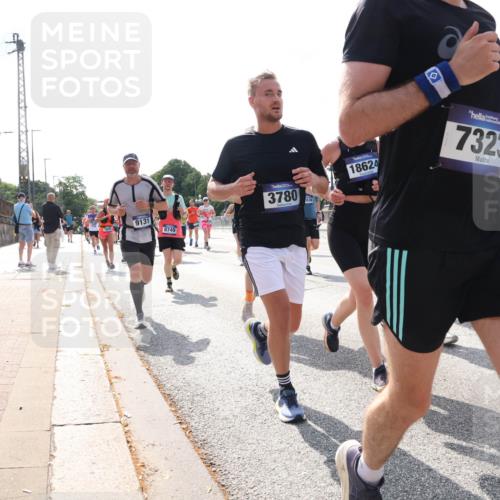 29.06.2025 - hella hamburg halbmarathon Lena Gebhardt http://msf.ph/oto/8378484 29.06.2025 10:02:33 Lombardsbrücke 9131, 8749, 3780, 836, 18624, 7323, 1128, 1254, 1432, 1453, 1702, 1733, 2142, 2322, 2323, 2685, 2712, 2819, 3169, 3225, 3630, 3780, 3919, 3976, 4066, 4985, 5734, 5763, 6166, 6295, 6322, 6708, 6752, 6860, 7031, 7049, 7223, 7243, 7323, 7869, 7888, 8003, 8364, 8624, 8662, 8749, 9006, 9020, 9021, 9131, 9156, 9353, 9554, 9928, 9986, 10128, 10295, 10539, 10866, 11191, 11250, 11515, 11554, 11670, 11702, 11782, 11871, 11938, 11968, 12315, 12316, 12491 meine-sportfotos.de
