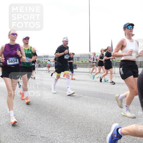 29.06.2025 - hella hamburg halbmarathon Lena Gebhardt http://msf.ph/oto/8378487 29.06.2025 10:40:07 Lombardsbrücke 19163, 5654, 511, 6719, 1432, 522, 1018, 1037, 1058, 1076, 1291, 1586, 1691, 1899, 2019, 2109, 2254, 2313, 2515, 2572, 2866, 2888, 2976, 3046, 3237, 3295, 3515, 3607, 3808, 3810, 3882, 3883, 3884, 4173, 4271, 4298, 4471, 4752, 4756, 5113, 5229, 5263, 5351, 5352, 5654, 5877, 5901, 5975, 6097, 6363, 6427, 6428, 6463, 6548, 6673, 6698, 6739, 6750, 6866, 6876, 6890, 6920, 7045, 7108, 7125, 7174, 7199, 7429, 7455, 7456, 7675, 7850, 8107, 8307, 8612, 10441 meine-sportfotos.de