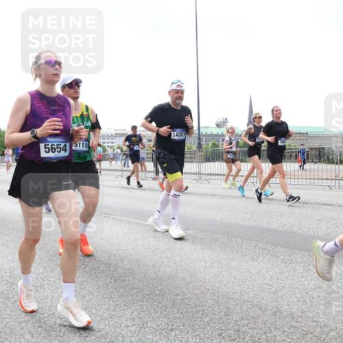 29.06.2025 - hella hamburg halbmarathon Lena Gebhardt http://msf.ph/oto/8378568 29.06.2025 10:40:07 Lombardsbrücke 19163, 19157, 5654, 5111, 14327, 1018, 1037, 1058, 1076, 1291, 1586, 1691, 1899, 2019, 2109, 2254, 2313, 2515, 2572, 2866, 2888, 2976, 3046, 3237, 3295, 3515, 3607, 3808, 3810, 3882, 3883, 3884, 4173, 4271, 4298, 4471, 4752, 4756, 5113, 5229, 5263, 5351, 5352, 5654, 5877, 5901, 5975, 6097, 6363, 6427, 6428, 6463, 6548, 6673, 6698, 6739, 6750, 6866, 6876, 6890, 6920, 7045, 7108, 7125, 7174, 7199, 7429, 7455, 7456, 7675, 7850, 8107, 8307, 8612, 10441 meine-sportfotos.de