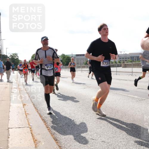 29.06.2025 - hella hamburg halbmarathon Lena Gebhardt http://msf.ph/oto/8378593 29.06.2025 10:02:34 Lombardsbrücke 7865, 564, 9131, 49, 1733, 1790, 1128, 1254, 1432, 1453, 1702, 1733, 2142, 2322, 2323, 2685, 2712, 2819, 3169, 3225, 3630, 3780, 3919, 3976, 4066, 4985, 5734, 5763, 6166, 6295, 6322, 6708, 6752, 6815, 6860, 7031, 7049, 7223, 7243, 7323, 7869, 7888, 8003, 8364, 8624, 8662, 8749, 9006, 9020, 9021, 9131, 9156, 9353, 9554, 9928, 9986, 10128, 10295, 10539, 10866, 11191, 11250, 11515, 11554, 11670, 11702, 11782, 11871, 11938, 11968, 12315, 12316, 12491 meine-sportfotos.de