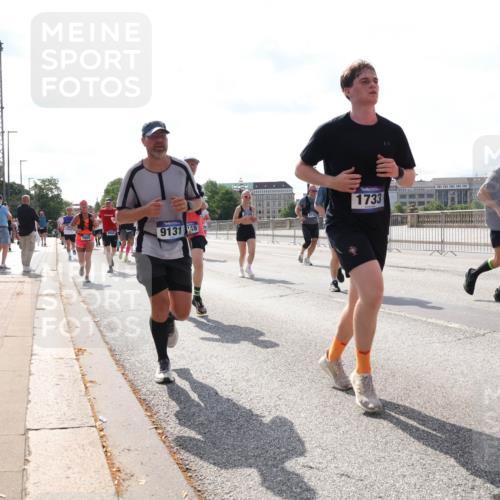29.06.2025 - hella hamburg halbmarathon Lena Gebhardt http://msf.ph/oto/8378630 29.06.2025 10:02:34 Lombardsbrücke 91319, 1733, 1128, 1254, 1432, 1453, 1702, 1733, 2142, 2322, 2323, 2685, 2712, 2819, 3169, 3225, 3630, 3780, 3919, 3976, 4066, 4985, 5734, 5763, 6166, 6295, 6322, 6708, 6752, 6815, 6860, 7031, 7049, 7223, 7243, 7323, 7869, 7888, 8003, 8364, 8624, 8662, 8749, 9006, 9020, 9021, 9131, 9156, 9353, 9554, 9928, 9986, 10128, 10295, 10539, 10866, 11191, 11250, 11515, 11554, 11670, 11702, 11782, 11871, 11938, 11968, 12315, 12316, 12491 meine-sportfotos.de