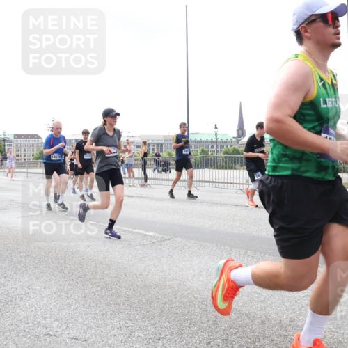 29.06.2025 - hella hamburg halbmarathon Lena Gebhardt http://msf.ph/oto/8378754 29.06.2025 10:40:08 Lombardsbrücke 19163, 14578, 6719, 587, 1018, 1037, 1058, 1076, 1291, 1586, 1691, 1899, 2019, 2109, 2254, 2313, 2515, 2572, 2866, 2888, 2976, 3046, 3237, 3295, 3515, 3607, 3808, 3810, 3882, 3883, 3884, 4173, 4271, 4298, 4471, 4752, 4756, 5113, 5229, 5263, 5351, 5352, 5654, 5877, 5901, 5975, 6076, 6097, 6363, 6428, 6463, 6548, 6673, 6698, 6739, 6750, 6866, 6876, 6890, 6920, 7045, 7108, 7125, 7174, 7429, 7455, 7456, 7675, 7850, 8107, 8307, 8612, 10441 meine-sportfotos.de