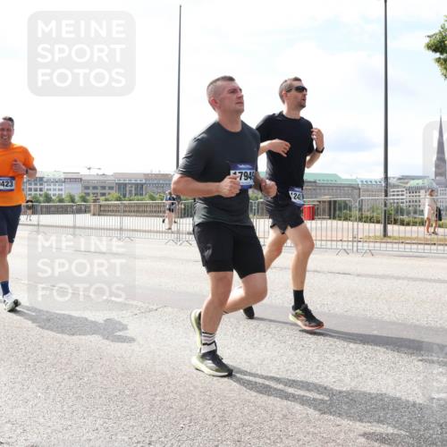 29.06.2025 - hella hamburg halbmarathon Lena Gebhardt http://msf.ph/oto/8378782 29.06.2025 10:15:27 Lombardsbrücke 16040, 12521, 9423, 7949, 245, 1296, 1379, 1440, 1524, 1575, 1745, 2110, 2140, 2281, 2720, 2989, 3417, 3507, 3509, 3513, 3650, 3844, 4007, 4466, 4492, 4494, 4495, 4641, 5069, 5271, 5739, 5800, 5986, 6181, 6248, 6317, 6376, 6576, 7452, 7809, 7810, 7881, 8237, 8256, 8275, 8609, 9113, 9192, 9307, 9423, 9657, 9847, 9911, 9975, 9997, 10108, 10589, 10775, 10858, 11271, 11598, 12457, 12521, 13197, 13453, 13500, 13818, 14413, 14550, 14552, 15150, 15307, 15740 meine-sportfotos.de