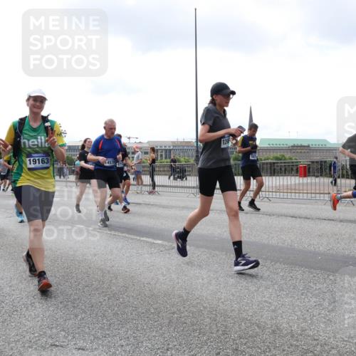 29.06.2025 - hella hamburg halbmarathon Lena Gebhardt http://msf.ph/oto/8378839 29.06.2025 10:40:09 Lombardsbrücke 19158, 19163, 587, 14578, 1018, 1037, 1058, 1076, 1291, 1586, 1691, 1899, 2019, 2109, 2254, 2313, 2515, 2572, 2866, 2888, 2976, 3046, 3237, 3295, 3515, 3607, 3808, 3810, 3882, 3883, 3884, 4173, 4271, 4298, 4471, 4752, 4756, 5113, 5229, 5263, 5351, 5352, 5654, 5877, 5901, 5975, 6076, 6097, 6363, 6463, 6548, 6673, 6698, 6739, 6750, 6866, 6876, 6890, 6920, 7045, 7108, 7125, 7174, 7429, 7455, 7456, 7675, 7850, 8107, 8307, 8612, 10441 meine-sportfotos.de