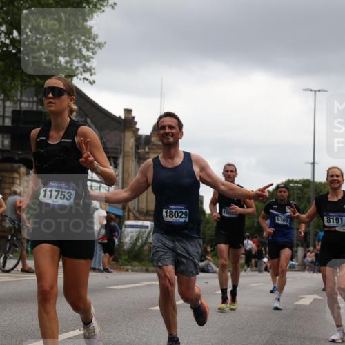 29.06.2025 - hella hamburg halbmarathon Yannick Fuchs http://msf.ph/oto/8378853 29.06.2025 10:54:37 20KM 1364, 1414, 1653, 1681, 2322, 2323, 2363, 6033, 6201, 6309, 6487, 6754, 6757, 7006, 7065, 7636, 8003, 8191, 8421, 8422, 8662, 8923, 9020, 9021, 10534, 10576, 11041, 11366, 11623, 11702, 11753, 11782, 11937, 12491, 13488, 13589, 14429, 15269, 17491, 17825, 17899, 17952, 18029, 18063, 19159, 19246 meine-sportfotos.de