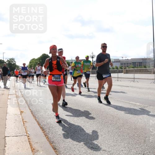29.06.2025 - hella hamburg halbmarathon Lena Gebhardt http://msf.ph/oto/8379096 29.06.2025 10:02:37 Lombardsbrücke 7869, 19146, 19176, 17939, 1128, 1254, 1432, 1702, 1733, 2142, 2322, 2323, 2685, 2712, 2819, 3225, 3630, 3780, 3919, 3976, 4066, 4665, 4904, 4985, 5734, 5763, 6295, 6322, 6708, 6752, 6815, 6860, 6997, 7031, 7049, 7323, 7869, 7888, 8003, 8364, 8481, 8483, 8624, 8662, 8749, 9006, 9020, 9021, 9131, 9156, 9353, 9554, 9986, 10128, 10295, 10539, 10866, 11191, 11250, 11515, 11554, 11670, 11702, 11782, 11871, 11935, 11938, 11968, 12315, 12491, 12908, 14224 meine-sportfotos.de