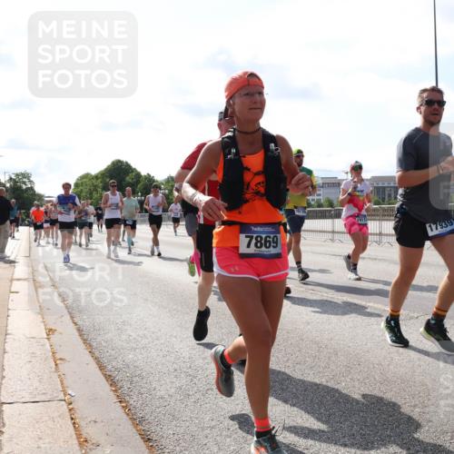 29.06.2025 - hella hamburg halbmarathon Lena Gebhardt http://msf.ph/oto/8379240 29.06.2025 10:02:38 Lombardsbrücke 7869, 19176, 17939, 1128, 1254, 1432, 1702, 1733, 2142, 2322, 2323, 2685, 2712, 2819, 3225, 3630, 3780, 3919, 3976, 4066, 4665, 4904, 4985, 5734, 5763, 6295, 6322, 6708, 6752, 6815, 6860, 6997, 7049, 7323, 7869, 7888, 8003, 8364, 8481, 8483, 8624, 8662, 8749, 9006, 9020, 9021, 9131, 9156, 9353, 9554, 9986, 10128, 10295, 10539, 10866, 11191, 11250, 11515, 11554, 11670, 11702, 11782, 11871, 11935, 11938, 11968, 12491, 12908, 14224 meine-sportfotos.de