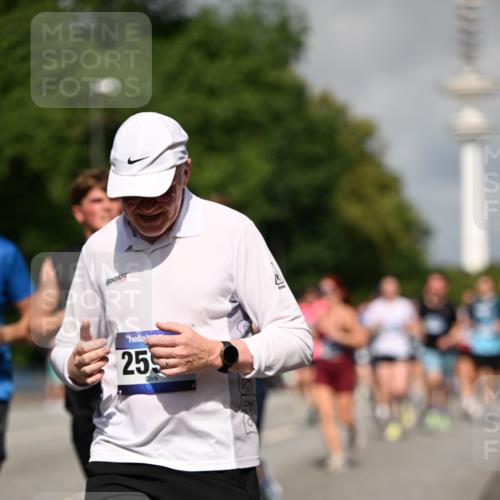 29.06.2025 - hella hamburg halbmarathon Dr. Thomas Lammeyer http://msf.ph/oto/8379364 29.06.2025 09:58:49 Kennedybrücke 1549, 2274, 2287, 2411, 2592, 2596, 2955, 3087, 3208, 3209, 3258, 3747, 4093, 4832, 5399, 5638, 5705, 6158, 6389, 6662, 6723, 6836, 6923, 7508, 7659, 7908, 8117, 8437, 8657, 8693, 8889, 9031, 9032, 9093, 9159, 9476, 9649, 9661, 9720, 9869, 9931, 10053, 10122, 10423 meine-sportfotos.de