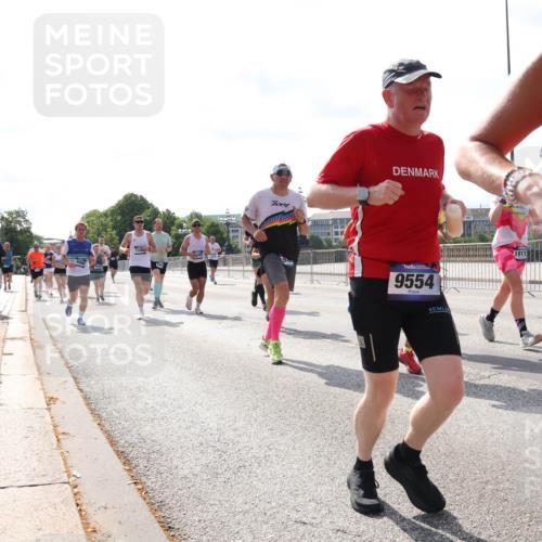 29.06.2025 - hella hamburg halbmarathon Lena Gebhardt http://msf.ph/oto/8379411 29.06.2025 10:02:38 Lombardsbrücke 9554, 1911, 7, 1128, 1254, 1432, 1702, 1733, 2142, 2322, 2323, 2685, 2712, 2819, 3225, 3630, 3780, 3919, 3976, 4066, 4665, 4904, 4985, 5734, 5763, 6295, 6322, 6708, 6752, 6815, 6860, 6997, 7049, 7323, 7869, 7888, 8003, 8364, 8481, 8483, 8624, 8662, 8749, 9006, 9020, 9021, 9131, 9156, 9353, 9554, 9986, 10128, 10295, 10539, 10866, 11191, 11250, 11515, 11554, 11670, 11702, 11782, 11871, 11935, 11938, 11968, 12491, 12908, 14224 meine-sportfotos.de