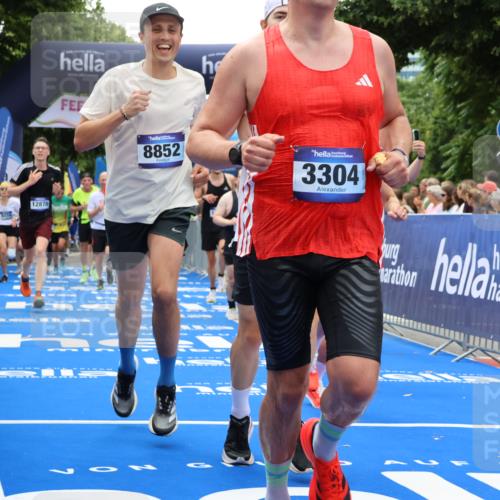 29.06.2025 - hella hamburg halbmarathon Strokosch-Dieckow http://msf.ph/oto/8379454 29.06.2025 10:47:29 Ziel 51, 1012, 1070, 1320, 1592, 1696, 2274, 2284, 2839, 2869, 2953, 3304, 5532, 5650, 5889, 6009, 8023, 8234, 8693, 8852, 8927, 9305, 10423, 10969, 11021, 11077, 11491, 12870, 13223, 13303, 14618, 14619, 15350, 15451, 15479, 15923, 16819, 17846, 17905, 18104, 18758, 18970, 18974, 19181 meine-sportfotos.de