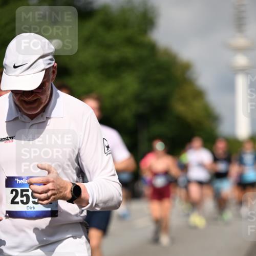 29.06.2025 - hella hamburg halbmarathon Dr. Thomas Lammeyer http://msf.ph/oto/8379455 29.06.2025 09:58:49 Kennedybrücke 1549, 2274, 2287, 2411, 2592, 2596, 2955, 3087, 3208, 3209, 3258, 3747, 4093, 4832, 5399, 5638, 5705, 6158, 6389, 6662, 6723, 6836, 6923, 7508, 7659, 7908, 8117, 8437, 8657, 8693, 8889, 9031, 9032, 9093, 9159, 9476, 9649, 9661, 9720, 9869, 9931, 10053, 10122, 10423 meine-sportfotos.de