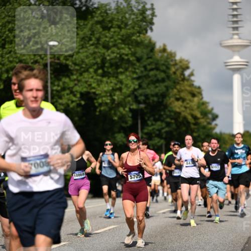 29.06.2025 - hella hamburg halbmarathon Dr. Thomas Lammeyer http://msf.ph/oto/8379542 29.06.2025 09:58:50 Kennedybrücke 1549, 2274, 2287, 2411, 2592, 2596, 2955, 3087, 3208, 3209, 3258, 3747, 4093, 4832, 5102, 5399, 5638, 5705, 6027, 6158, 6389, 6662, 6723, 6836, 6923, 7508, 7659, 8117, 8218, 8371, 8437, 8657, 8693, 8889, 9031, 9032, 9093, 9159, 9476, 9649, 9661, 9720, 9869, 9931, 10053, 10122, 10423 meine-sportfotos.de