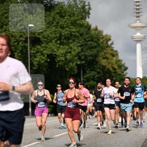 29.06.2025 - hella hamburg halbmarathon Dr. Thomas Lammeyer http://msf.ph/oto/8379590 29.06.2025 09:58:50 Kennedybrücke 1549, 2274, 2287, 2411, 2592, 2596, 2955, 3087, 3208, 3209, 3258, 3747, 4093, 4832, 5102, 5399, 5638, 5705, 6027, 6158, 6389, 6662, 6723, 6836, 6923, 7508, 7659, 8117, 8218, 8371, 8437, 8657, 8693, 8889, 9031, 9032, 9093, 9159, 9476, 9649, 9661, 9720, 9869, 9931, 10053, 10122, 10423 meine-sportfotos.de