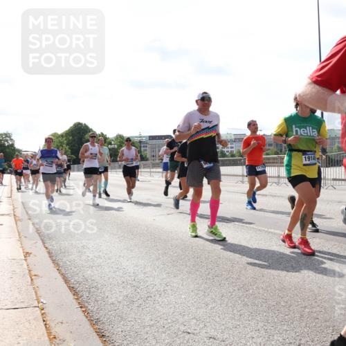 29.06.2025 - hella hamburg halbmarathon Lena Gebhardt http://msf.ph/oto/8379612 29.06.2025 10:02:39 Lombardsbrücke 1178, 19146, 9554, 1128, 1254, 1432, 1702, 1733, 2142, 2322, 2323, 2685, 2712, 2819, 3225, 3630, 3780, 3919, 3976, 4066, 4204, 4665, 4904, 4985, 5734, 5763, 6295, 6708, 6752, 6815, 6860, 6997, 7049, 7323, 7869, 7888, 8003, 8364, 8481, 8483, 8624, 8662, 8749, 9006, 9020, 9021, 9131, 9156, 9353, 9554, 9986, 10128, 10295, 10539, 10866, 11191, 11250, 11515, 11554, 11670, 11702, 11782, 11871, 11935, 11968, 12491, 12908, 14224 meine-sportfotos.de