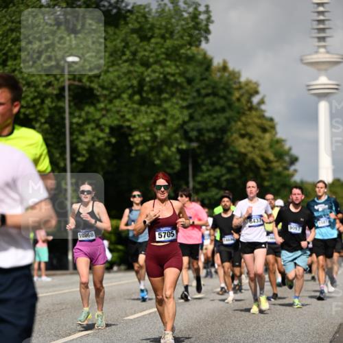 29.06.2025 - hella hamburg halbmarathon Dr. Thomas Lammeyer http://msf.ph/oto/8379614 29.06.2025 09:58:50 Kennedybrücke 1549, 2274, 2287, 2411, 2592, 2596, 2955, 3087, 3208, 3209, 3258, 3747, 4093, 4832, 5102, 5399, 5638, 5705, 6027, 6158, 6389, 6662, 6723, 6836, 6923, 7508, 7659, 8117, 8218, 8371, 8437, 8657, 8693, 8889, 9031, 9032, 9093, 9159, 9476, 9649, 9661, 9720, 9869, 9931, 10053, 10122, 10423 meine-sportfotos.de