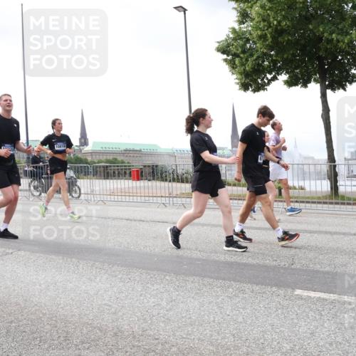 29.06.2025 - hella hamburg halbmarathon Lena Gebhardt http://msf.ph/oto/8379640 29.06.2025 10:40:12 Lombardsbrücke 10818, 1018, 1037, 1058, 1076, 1291, 1586, 1691, 1899, 2019, 2109, 2254, 2313, 2515, 2572, 2866, 2888, 3046, 3237, 3293, 3295, 3515, 3607, 3808, 3810, 3882, 3883, 3884, 4173, 4271, 4471, 4752, 4756, 5113, 5229, 5263, 5351, 5352, 5654, 5702, 5877, 5901, 5975, 6076, 6097, 6229, 6363, 6463, 6548, 6673, 6698, 6739, 6750, 6866, 6876, 6890, 6920, 7045, 7108, 7174, 7429, 7455, 7456, 7675, 7850, 8107, 8307, 8391, 8612, 10441 meine-sportfotos.de