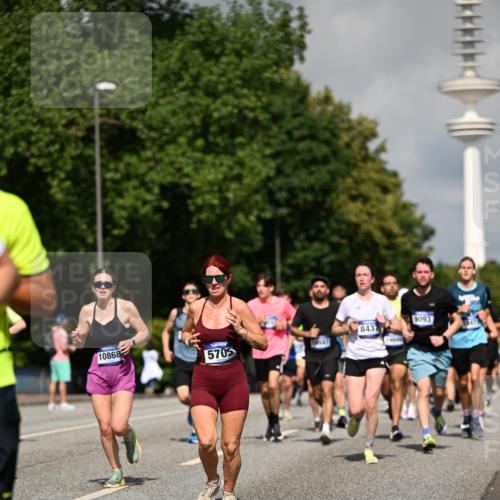 29.06.2025 - hella hamburg halbmarathon Dr. Thomas Lammeyer http://msf.ph/oto/8379674 29.06.2025 09:58:50 Kennedybrücke 1549, 2274, 2287, 2411, 2592, 2596, 2955, 3087, 3208, 3209, 3258, 3747, 4093, 4832, 5102, 5399, 5638, 5705, 6027, 6158, 6389, 6662, 6723, 6836, 6923, 7508, 7659, 8117, 8218, 8371, 8437, 8657, 8693, 8889, 9031, 9032, 9093, 9159, 9476, 9649, 9661, 9720, 9869, 9931, 10053, 10122, 10423 meine-sportfotos.de