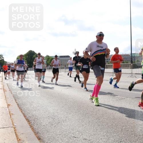 29.06.2025 - hella hamburg halbmarathon Lena Gebhardt http://msf.ph/oto/8379691 29.06.2025 10:02:39 Lombardsbrücke 11702, 7001, 191, 1128, 1254, 1432, 1702, 1733, 2142, 2322, 2323, 2685, 2712, 2819, 3225, 3630, 3780, 3919, 3976, 4066, 4204, 4665, 4904, 4985, 5734, 5763, 6295, 6708, 6752, 6815, 6860, 6997, 7049, 7323, 7869, 7888, 8003, 8364, 8481, 8483, 8624, 8662, 8749, 9006, 9020, 9021, 9131, 9156, 9353, 9554, 9986, 10128, 10295, 10539, 10866, 11191, 11250, 11515, 11554, 11670, 11702, 11782, 11871, 11935, 11968, 12491, 12908, 14224 meine-sportfotos.de