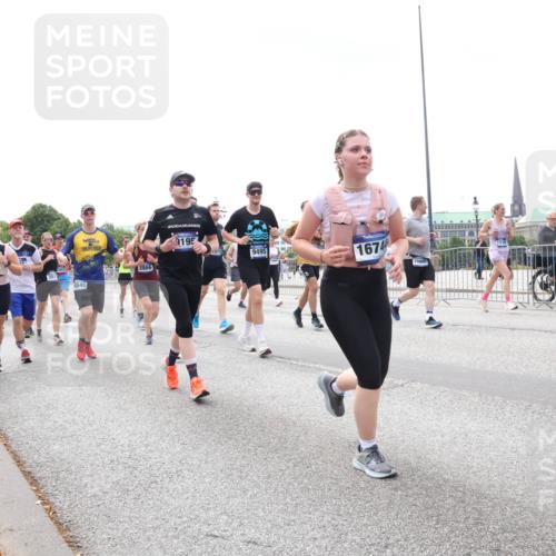 29.06.2025 - hella hamburg halbmarathon Lena Gebhardt http://msf.ph/oto/8380056 29.06.2025 10:40:13 Lombardsbrücke 6750, 0648, 6545, 2866, 9195, 9495, 1674, 1080, 1018, 1037, 1058, 1076, 1291, 1586, 1691, 1899, 2019, 2109, 2254, 2313, 2515, 2572, 2866, 2888, 3046, 3237, 3293, 3295, 3515, 3607, 3808, 3810, 3882, 3883, 3884, 4173, 4271, 4471, 4752, 4756, 5113, 5229, 5263, 5351, 5352, 5654, 5702, 5877, 5901, 5975, 6076, 6097, 6229, 6363, 6463, 6548, 6673, 6698, 6739, 6750, 6866, 6876, 6890, 6920, 7045, 7108, 7174, 7455, 7456, 7675, 7850, 8107, 8307, 8391, 8612, 10441 meine-sportfotos.de