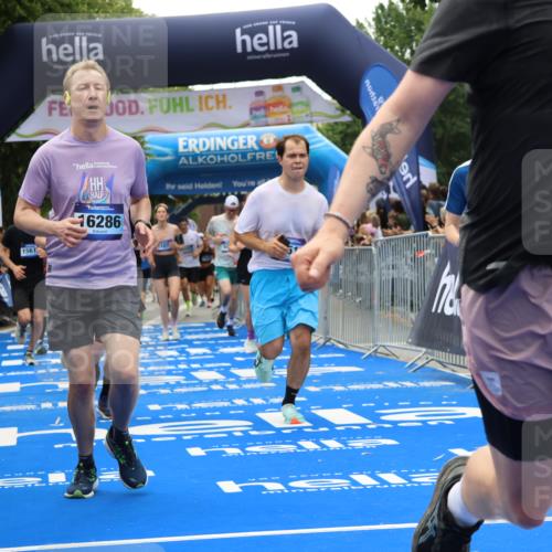 29.06.2025 - hella hamburg halbmarathon Strokosch-Dieckow http://msf.ph/oto/8380080 29.06.2025 10:47:17 Ziel 2274, 2623, 2864, 5024, 6134, 6168, 6203, 6373, 6716, 7480, 8693, 10208, 10211, 10423, 11077, 11491, 11518, 13672, 13782, 14722, 15611, 16089, 16286, 16819, 17718, 17915, 18856, 18974 meine-sportfotos.de