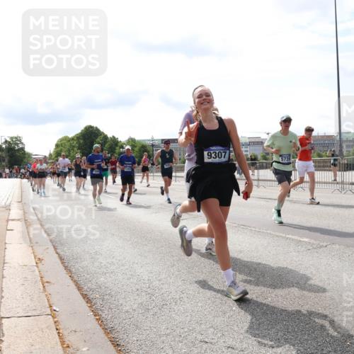 29.06.2025 - hella hamburg halbmarathon Lena Gebhardt http://msf.ph/oto/8380196 29.06.2025 10:15:30 Lombardsbrücke 3500, 13453, 9307, 5739, 1296, 1440, 1524, 1745, 2110, 2281, 2720, 2989, 3417, 3513, 3650, 4007, 4466, 4492, 4494, 4495, 5069, 5271, 5739, 5986, 6317, 6376, 6576, 7452, 7809, 7810, 7881, 8237, 8256, 8609, 9192, 9307, 9423, 9657, 9847, 9975, 9997, 10108, 10775, 10858, 11271, 11598, 12457, 12521, 13179, 13197, 13453, 13500, 13818, 13951, 14413, 14423, 14550, 14552, 15150, 15307, 15740 meine-sportfotos.de
