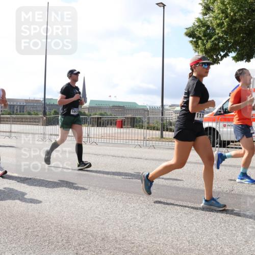 29.06.2025 - hella hamburg halbmarathon Lena Gebhardt http://msf.ph/oto/8380473 29.06.2025 10:02:41 Lombardsbrücke 13488, 13491, 10539, 117, 112, 1128, 1254, 1702, 1733, 2142, 2322, 2323, 2685, 2712, 2819, 3225, 3630, 3780, 3919, 3976, 4066, 4204, 4665, 4904, 5734, 5763, 6295, 6708, 6752, 6815, 6860, 6997, 7049, 7323, 7869, 7888, 8003, 8364, 8481, 8483, 8624, 8662, 8749, 9006, 9020, 9021, 9131, 9156, 9353, 9554, 9986, 10128, 10295, 10539, 10866, 11191, 11250, 11515, 11554, 11670, 11702, 11782, 11871, 11935, 11968, 12491, 12908, 14224 meine-sportfotos.de