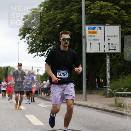 29.06.2025 - hella hamburg halbmarathon Yannick Fuchs http://msf.ph/oto/8380576 29.06.2025 10:54:46 20KM 1364, 1414, 1653, 2322, 2323, 3698, 5602, 5603, 6033, 6201, 6309, 6487, 6754, 6757, 6921, 7006, 7065, 7306, 7636, 7759, 7761, 8191, 8421, 8422, 8662, 8923, 9020, 9021, 10534, 10576, 11623, 11702, 11753, 11782, 11937, 12491, 13459, 13589, 14429, 15269, 16621, 17226, 17899, 17952, 18029, 18063, 18757, 19117, 19146, 19242, 19246 meine-sportfotos.de