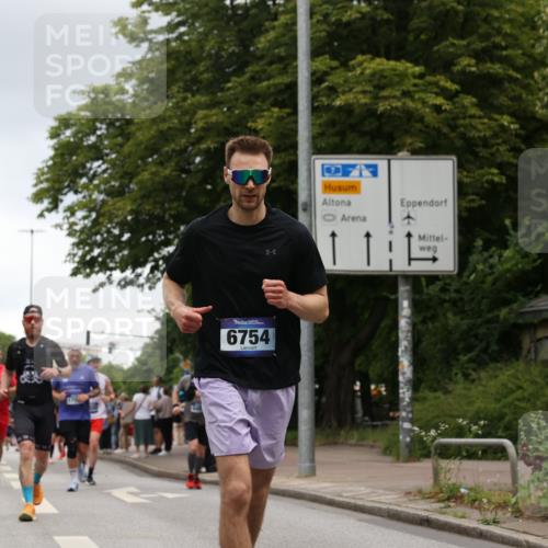 29.06.2025 - hella hamburg halbmarathon Yannick Fuchs http://msf.ph/oto/8380689 29.06.2025 10:54:46 20KM 1364, 1414, 1653, 2322, 2323, 3698, 5602, 5603, 6033, 6201, 6309, 6487, 6754, 6757, 6921, 7006, 7065, 7306, 7636, 7759, 7761, 8191, 8421, 8422, 8662, 8923, 9020, 9021, 10534, 10576, 11623, 11702, 11753, 11782, 11937, 12491, 13459, 13589, 14429, 15269, 16621, 17226, 17899, 17952, 18029, 18063, 18757, 19117, 19146, 19242, 19246 meine-sportfotos.de