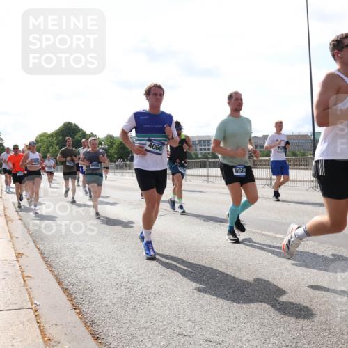 29.06.2025 - hella hamburg halbmarathon Lena Gebhardt http://msf.ph/oto/8380748 29.06.2025 10:02:42 Lombardsbrücke 3225, 9986, 4066, 866, 112, 1128, 1254, 1702, 1733, 2142, 2322, 2323, 2685, 2712, 2819, 3225, 3630, 3780, 3919, 3976, 4066, 4204, 4613, 4665, 4904, 5734, 5763, 6295, 6708, 6752, 6815, 6860, 6997, 7049, 7323, 7869, 7888, 8003, 8364, 8481, 8483, 8614, 8624, 8662, 8749, 9006, 9020, 9021, 9131, 9156, 9353, 9554, 9986, 10128, 10295, 10539, 10866, 11191, 11250, 11515, 11554, 11670, 11702, 11782, 11871, 11935, 11968, 12908, 14224 meine-sportfotos.de