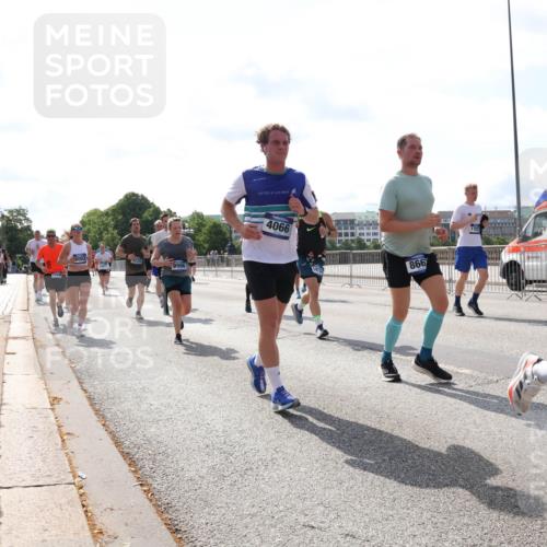 29.06.2025 - hella hamburg halbmarathon Lena Gebhardt http://msf.ph/oto/8380836 29.06.2025 10:02:42 Lombardsbrücke 3225, 9986, 4066, 866, 1128, 1254, 1702, 1733, 2142, 2322, 2323, 2685, 2712, 2819, 3225, 3630, 3780, 3919, 3976, 4066, 4204, 4613, 4665, 4904, 5734, 5763, 6295, 6708, 6752, 6815, 6860, 6997, 7049, 7323, 7869, 7888, 8003, 8364, 8481, 8483, 8614, 8624, 8662, 8749, 9006, 9020, 9021, 9131, 9156, 9353, 9554, 9986, 10128, 10295, 10539, 10866, 11191, 11250, 11515, 11554, 11670, 11702, 11782, 11871, 11935, 11968, 12908, 14224 meine-sportfotos.de