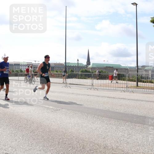 29.06.2025 - hella hamburg halbmarathon Lena Gebhardt http://msf.ph/oto/8380907 29.06.2025 10:15:32 Lombardsbrücke 13500, 13453, 1296, 1440, 1524, 1745, 2110, 2281, 2720, 2989, 3417, 3513, 3650, 4007, 4466, 4492, 4494, 4495, 5069, 5271, 5739, 5986, 6317, 6376, 6576, 7452, 7809, 7810, 7881, 7941, 7942, 8237, 8256, 8609, 9192, 9307, 9423, 9657, 9847, 9975, 9997, 10108, 10608, 10775, 10858, 11598, 12457, 12469, 12521, 13179, 13197, 13453, 13500, 13818, 13951, 14413, 14423, 14550, 14552, 15150, 15307, 15740 meine-sportfotos.de