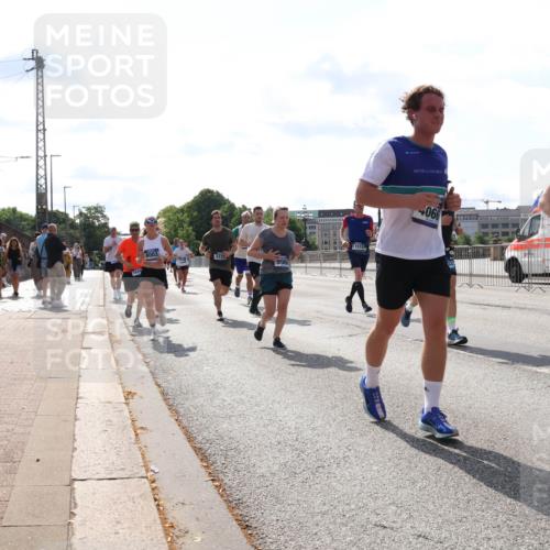 29.06.2025 - hella hamburg halbmarathon Lena Gebhardt http://msf.ph/oto/8380994 29.06.2025 10:02:42 Lombardsbrücke 8003, 3225, 9988, 11515, 112, 066, 66, 1128, 1254, 1702, 1733, 2142, 2322, 2323, 2685, 2712, 2819, 3225, 3630, 3780, 3919, 3976, 4066, 4204, 4613, 4665, 4904, 5734, 5763, 6295, 6708, 6752, 6815, 6860, 6997, 7049, 7323, 7869, 7888, 8003, 8364, 8481, 8483, 8614, 8624, 8662, 8749, 9006, 9020, 9021, 9131, 9156, 9353, 9554, 9986, 10128, 10295, 10539, 10866, 11191, 11250, 11515, 11554, 11670, 11702, 11782, 11871, 11935, 11968, 12908, 14224 meine-sportfotos.de