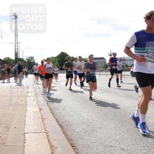 29.06.2025 - hella hamburg halbmarathon Lena Gebhardt http://msf.ph/oto/8381089 29.06.2025 10:02:42 Lombardsbrücke 003, 9986, 11515, 4066, 112, 17077, 1128, 1254, 1702, 1733, 2142, 2322, 2323, 2685, 2712, 2819, 3225, 3630, 3780, 3919, 3976, 4066, 4204, 4613, 4665, 4904, 5734, 5763, 6295, 6708, 6752, 6815, 6860, 6997, 7049, 7323, 7869, 7888, 8003, 8364, 8481, 8483, 8614, 8624, 8662, 8749, 9006, 9020, 9021, 9131, 9156, 9353, 9554, 9986, 10128, 10295, 10539, 10866, 11191, 11250, 11515, 11554, 11670, 11702, 11782, 11871, 11935, 11968, 12908, 14224 meine-sportfotos.de
